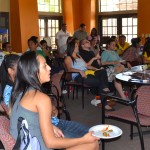 Estudiantes se reunen en Summit Hall para ver los partidos de la Copa Munial.