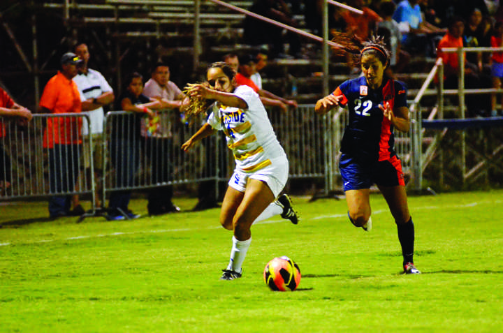 Senior+midlfielder+Gina+Soto+dribbles+her+way+to+the+UC+Riverside+penalty+box+on+Sept.+6+at+University+Field.%0A