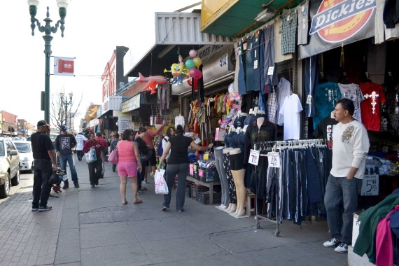 Estudiantes buscan moda en los dos lados de la frontera