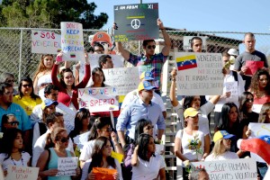 Estudiantes se mustran a favor de la paz en Venezuela el 20 de febrero.