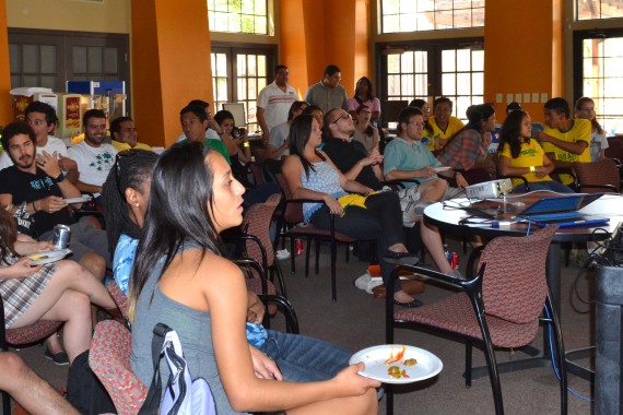 Estudiantes se reunen en Summit Hall para ver los partidos de la Copa Munial. 