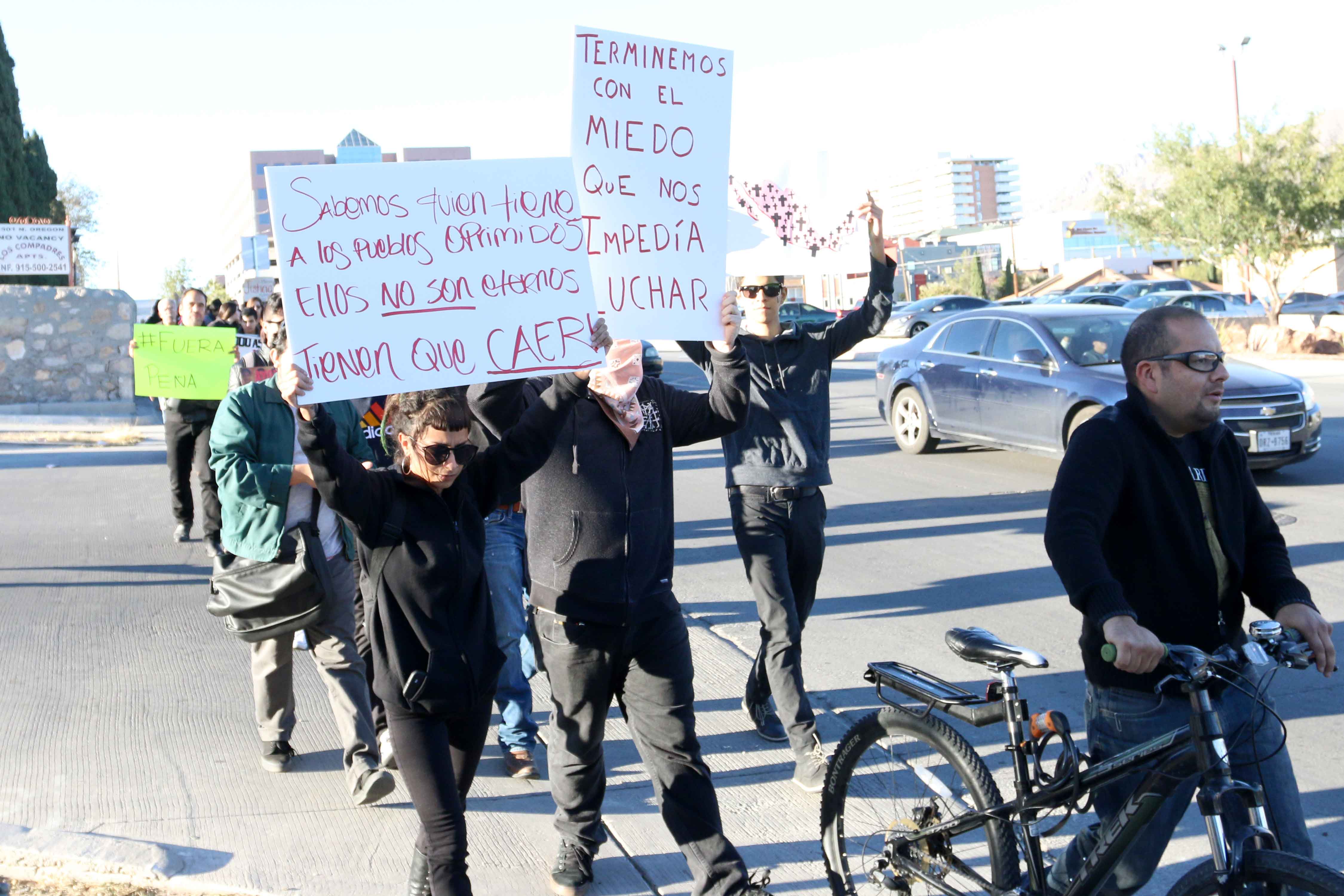 El+Pasoans+unite+for+missing+Ayotzinapa+students