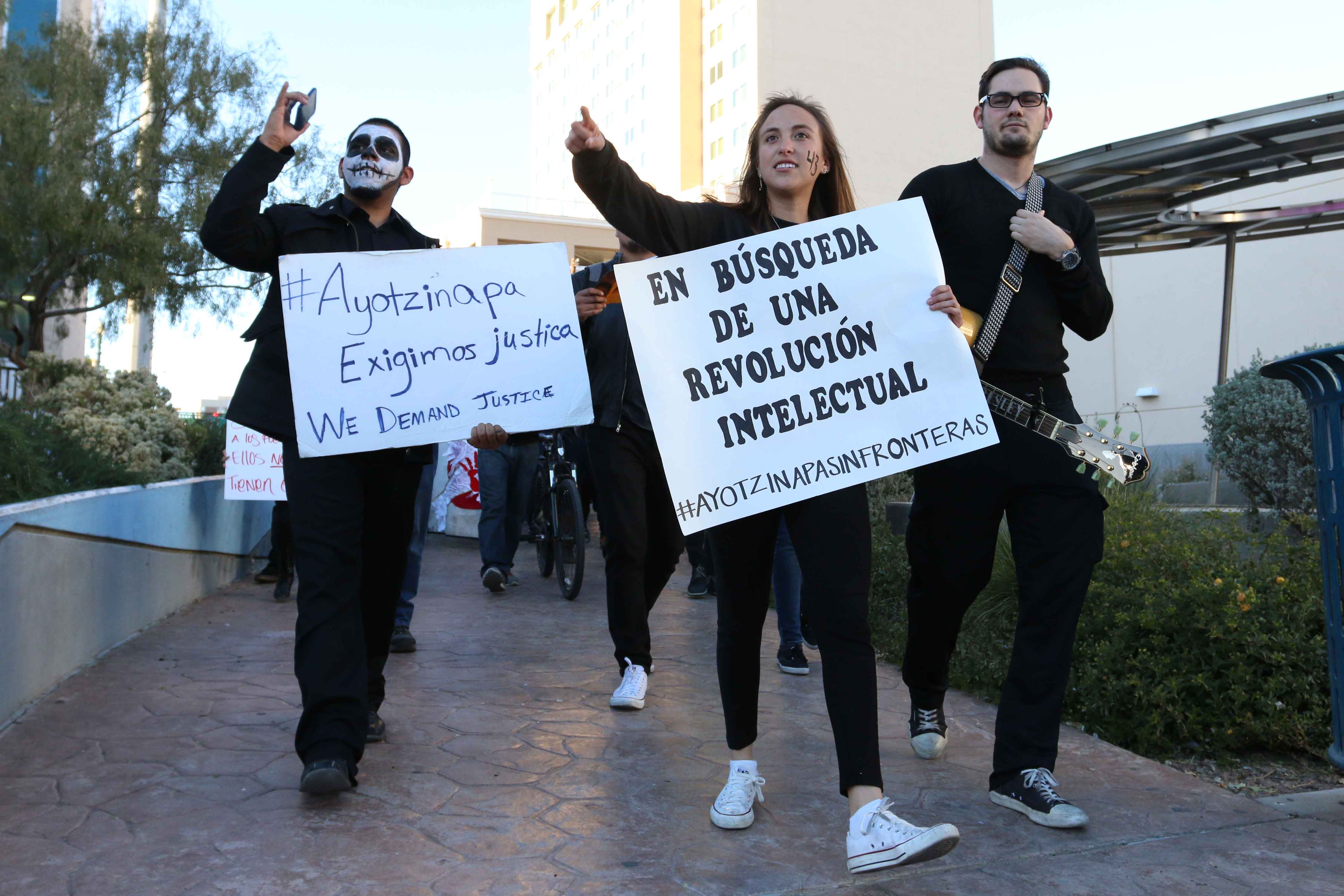 El+Pasoans+unite+for+missing+Ayotzinapa+students