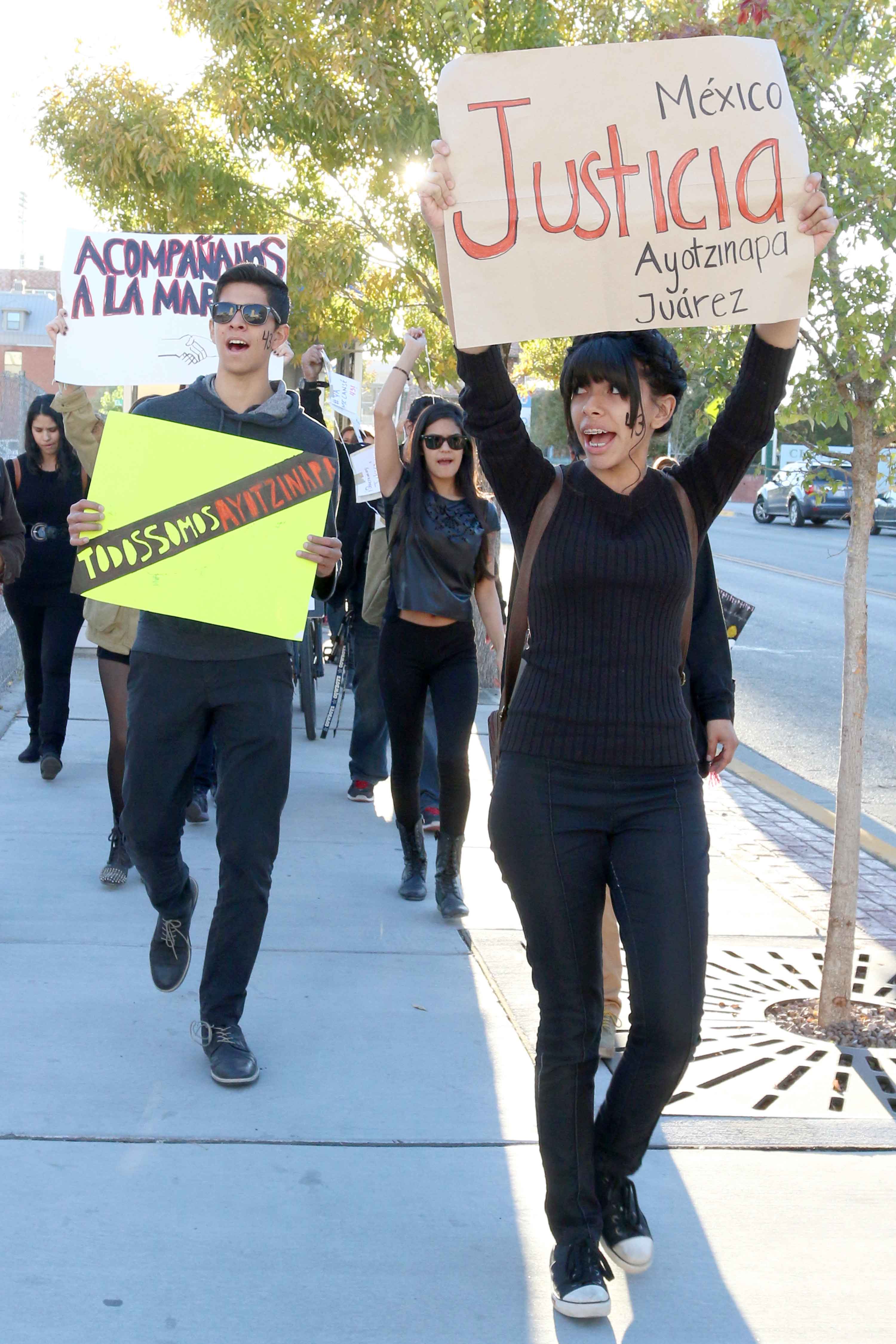 El+Pasoans+unite+for+missing+Ayotzinapa+students