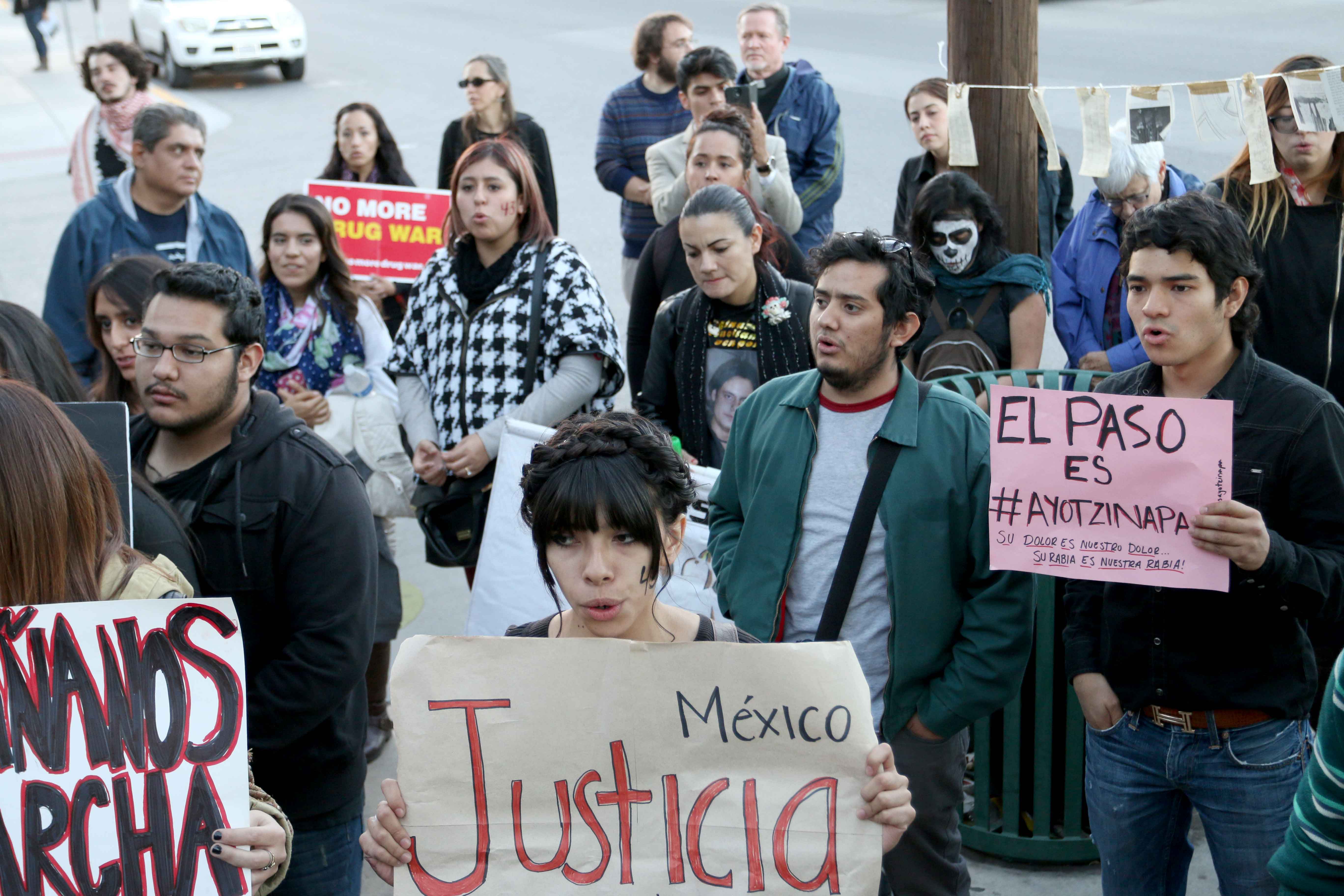 El+Pasoans+unite+for+missing+Ayotzinapa+students