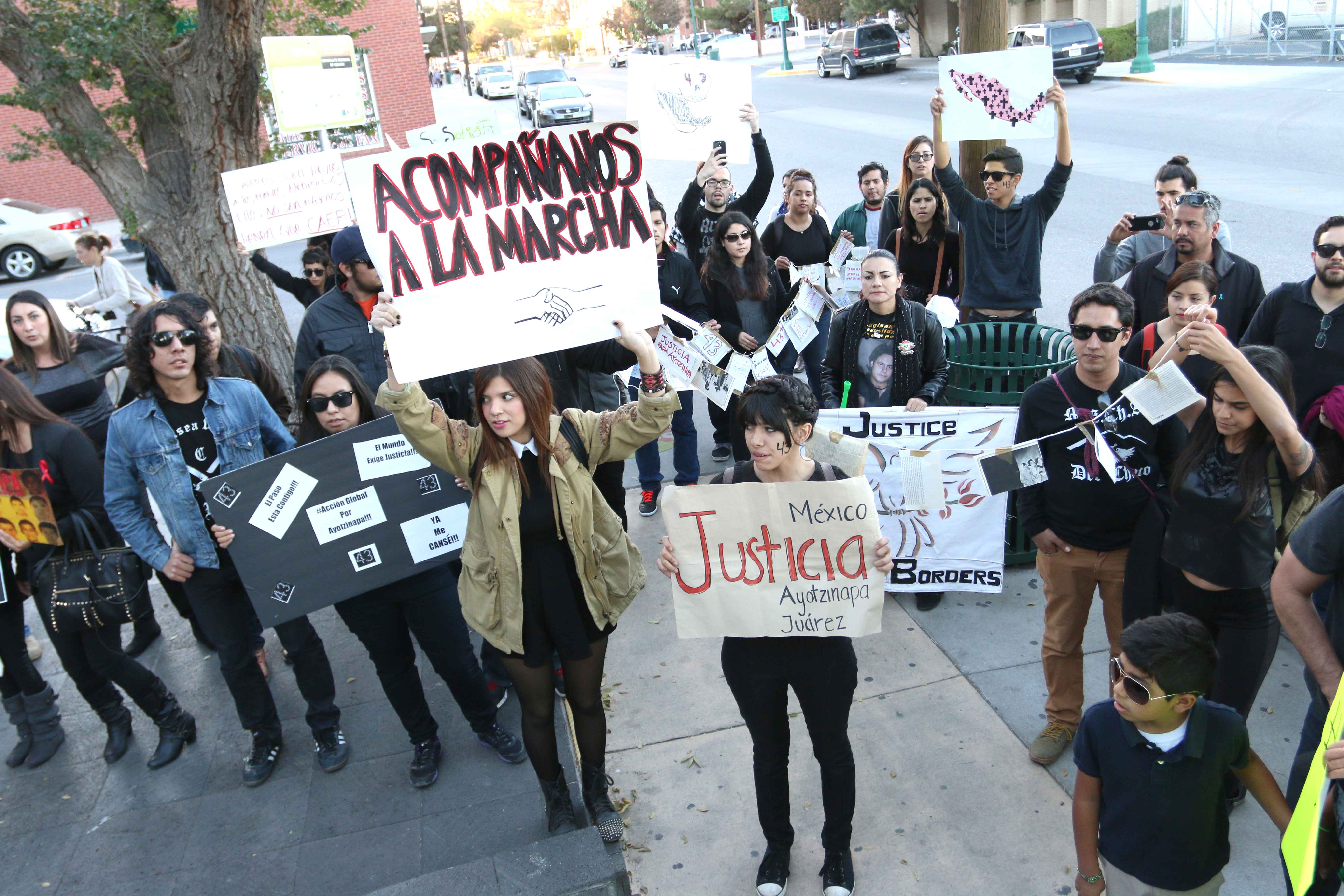 El+Pasoans+unite+for+missing+Ayotzinapa+students+