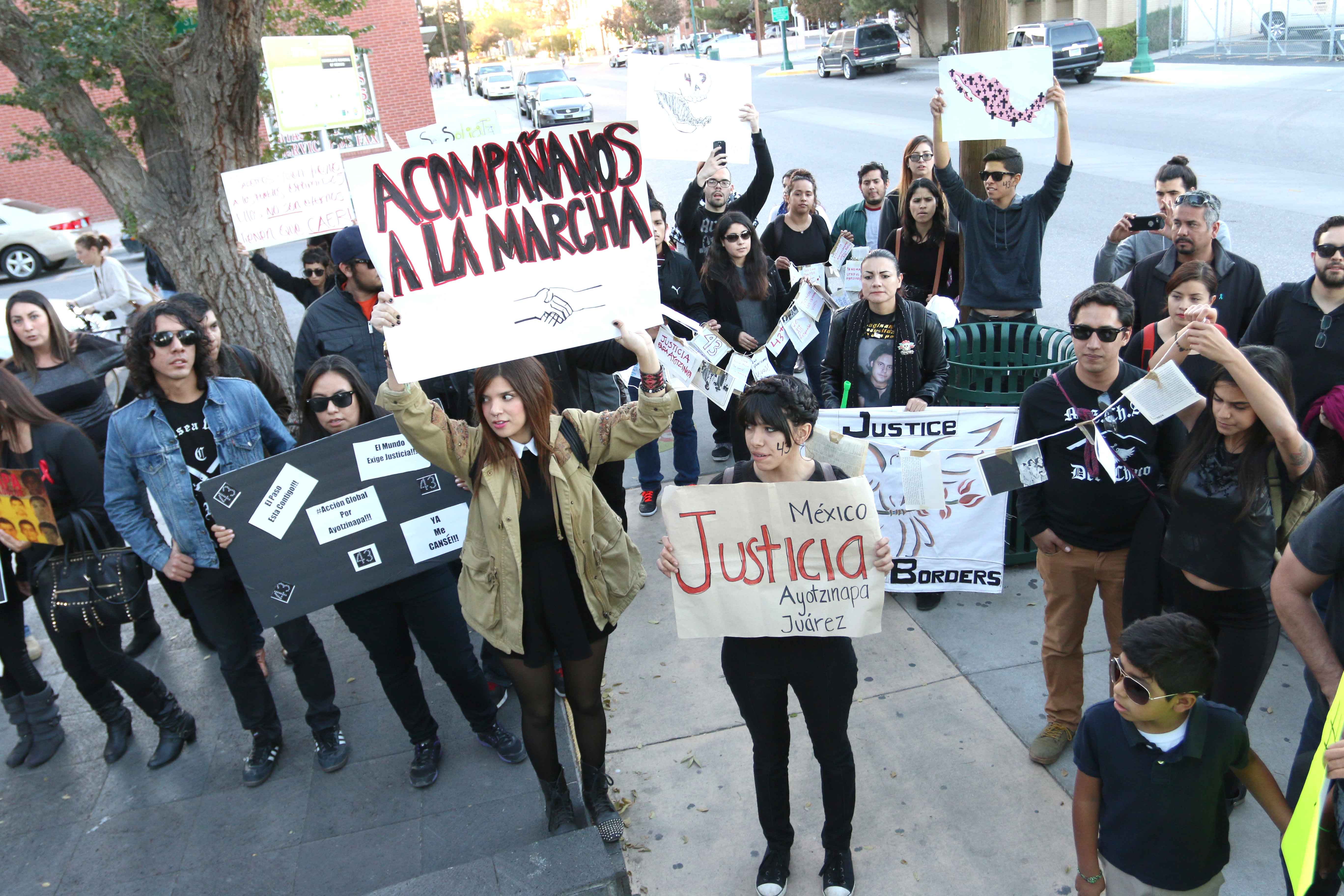 El+Pasoans+unite+for+missing+Ayotzinapa+students