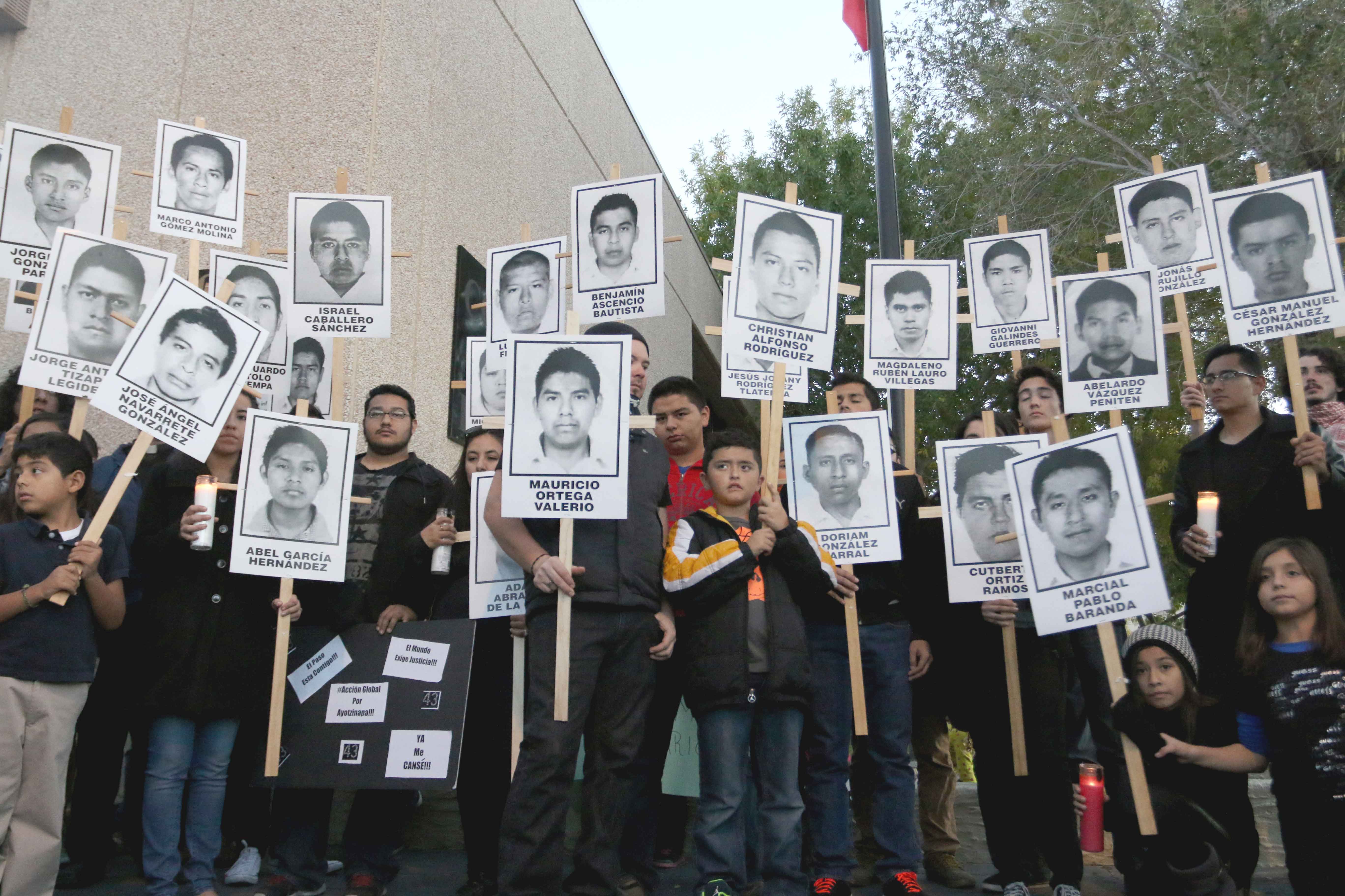 El+Pasoans+unite+for+missing+Ayotzinapa+students