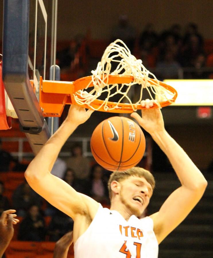 Matt Willms dunks the ball. 