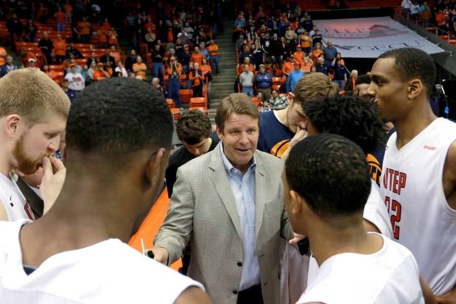 Head coach Tim Floyd speaks to players before tip off. 