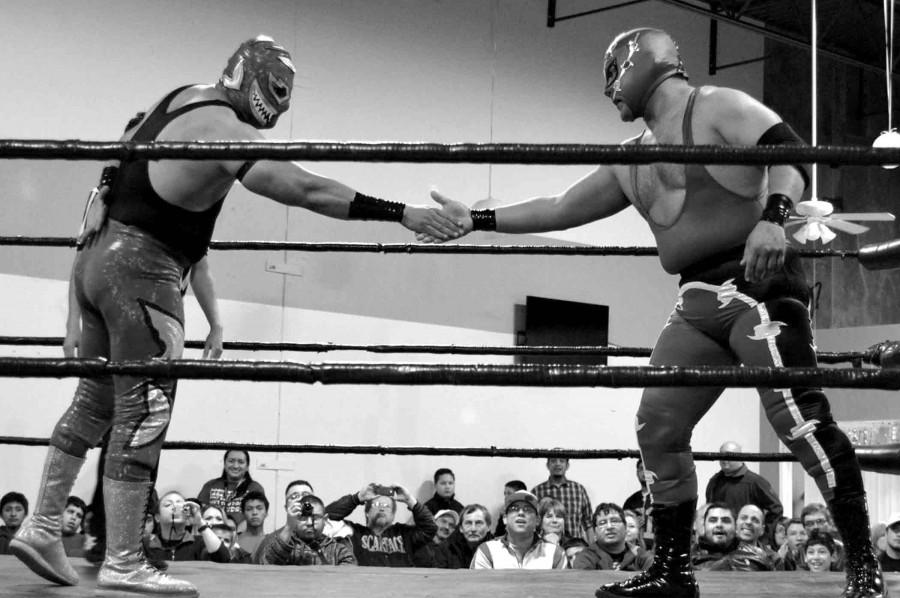 El Tiburon and El Ilegal shake hands before their match.