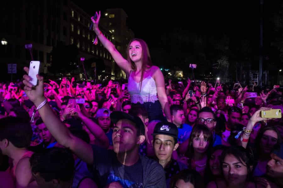 Flume fans at Neon Deserts Rio Bravo stage. 