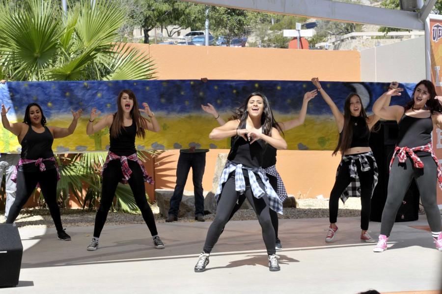 UTEP celebrates 2015 homecoming parade down Oregon St. 