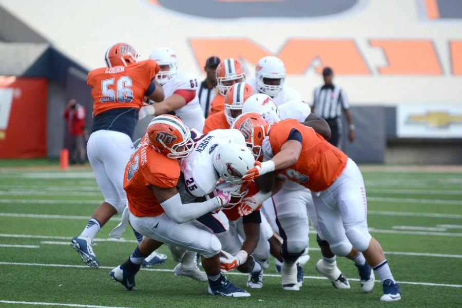 Three UTEP Miner football players take down an FAU running back for a loss.