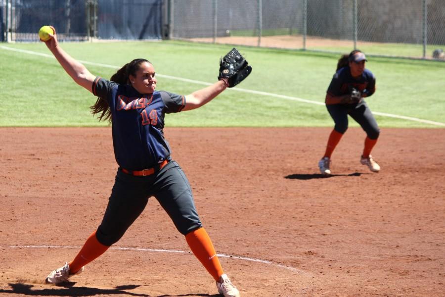 Danielle+Pearson+winds+the+pitch+against+UTSA.+The+women%E2%80%99s+softball+has+won+eight+of+their+last+nine+conference+games.+