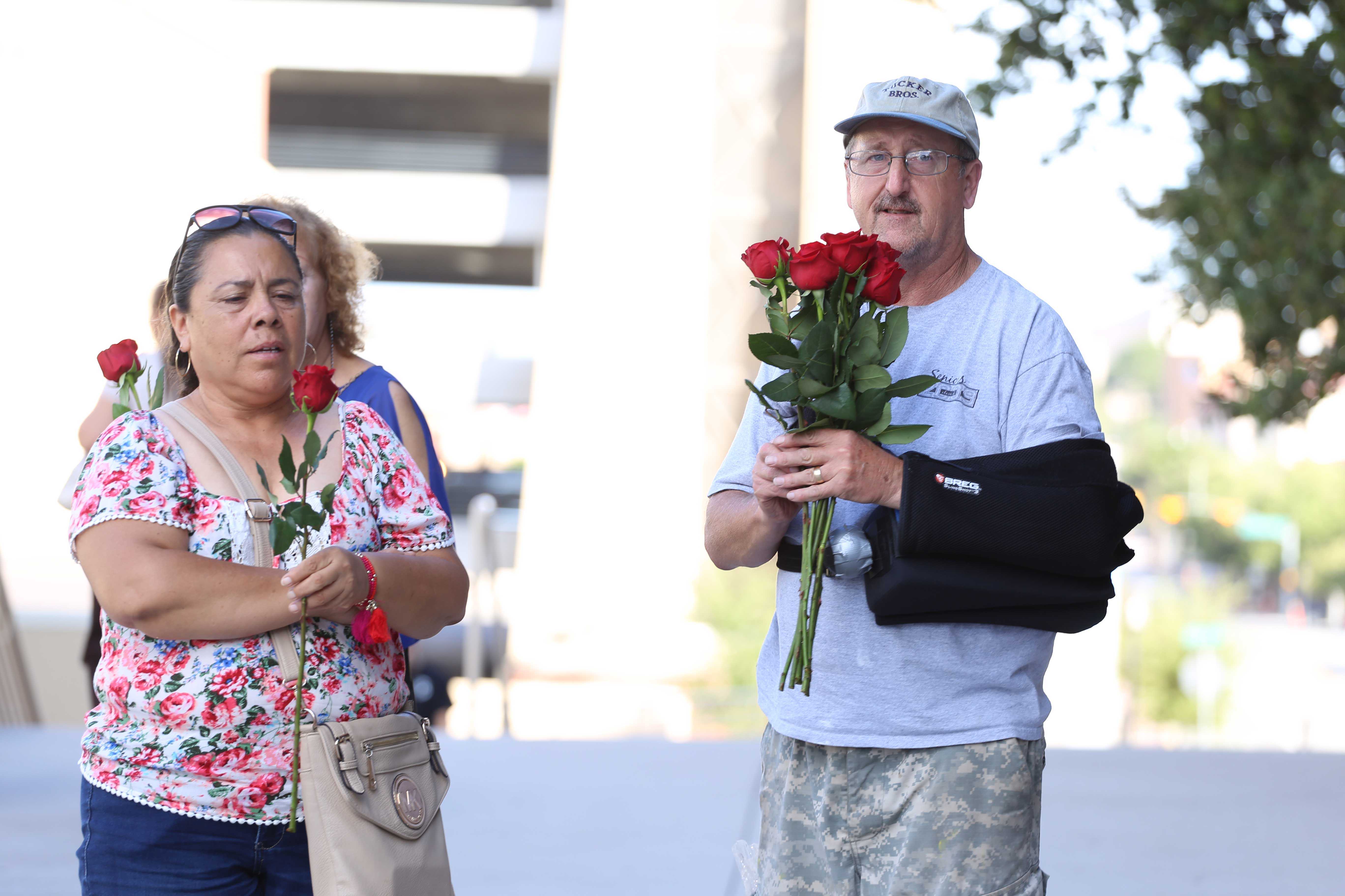 Fans+mourn+the+loss+of+Juan+Gabriel
