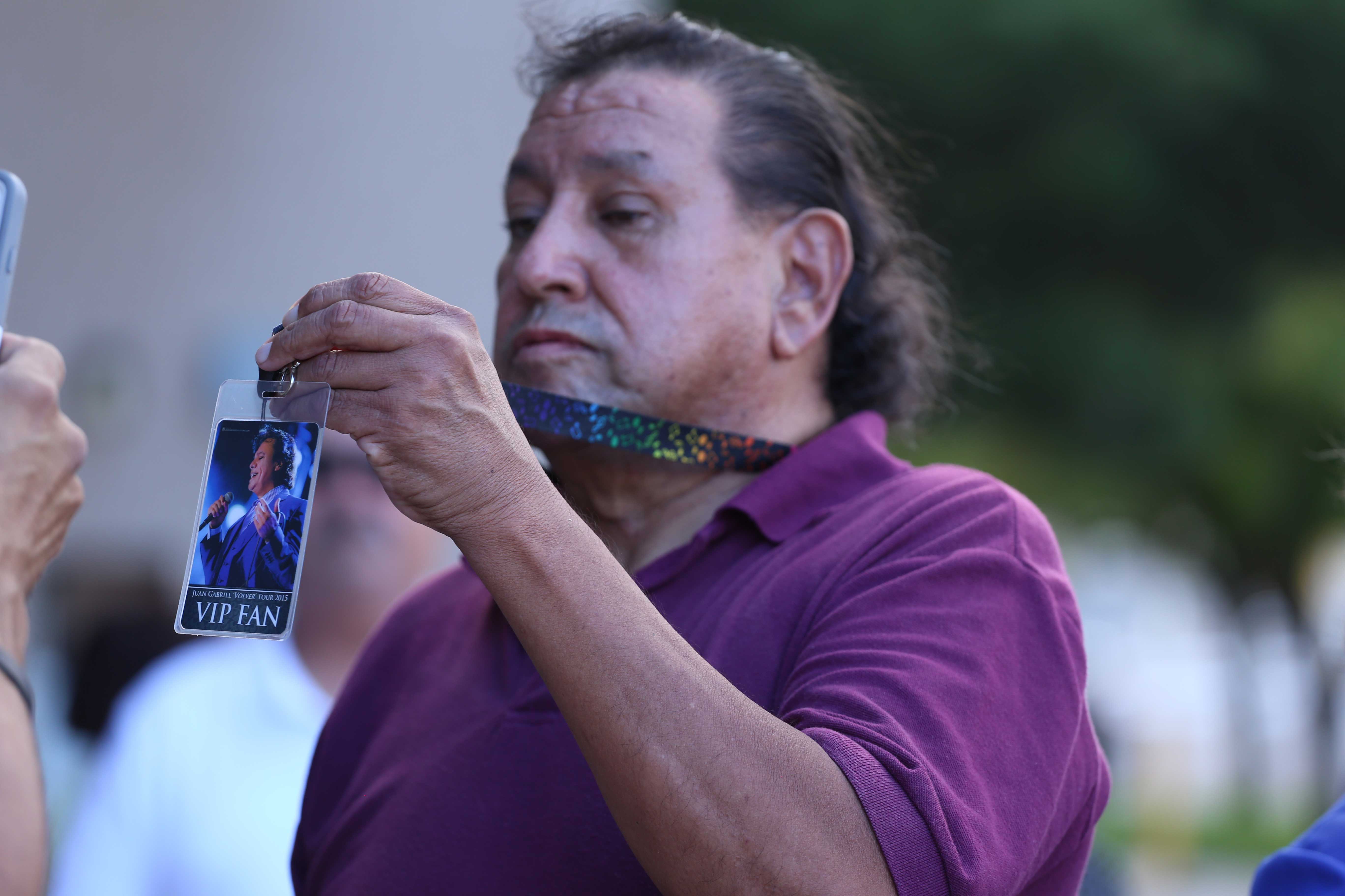 Fans+mourn+the+loss+of+Juan+Gabriel
