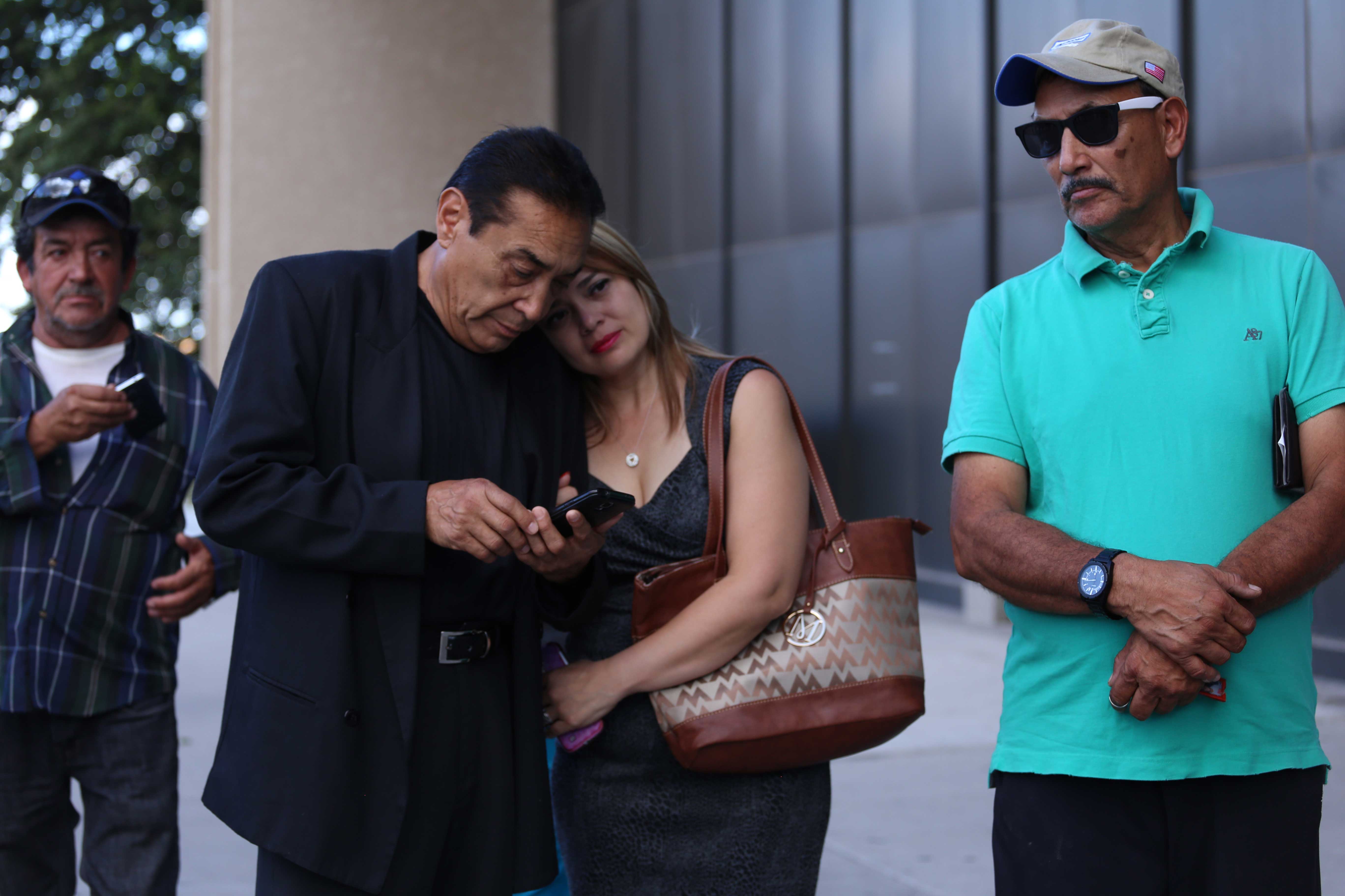 Fans+mourn+the+loss+of+Juan+Gabriel