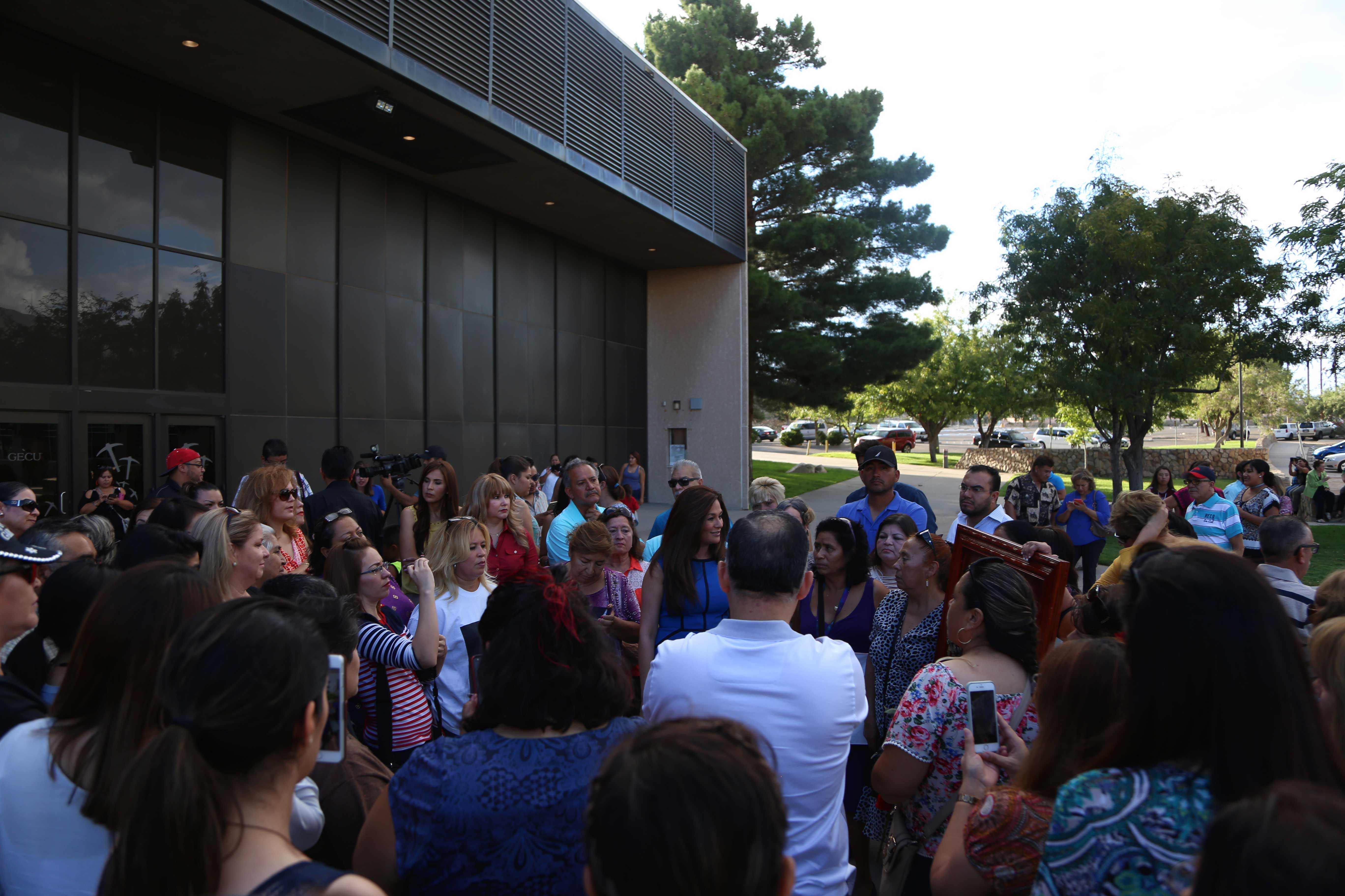 Fans+mourn+the+loss+of+Juan+Gabriel