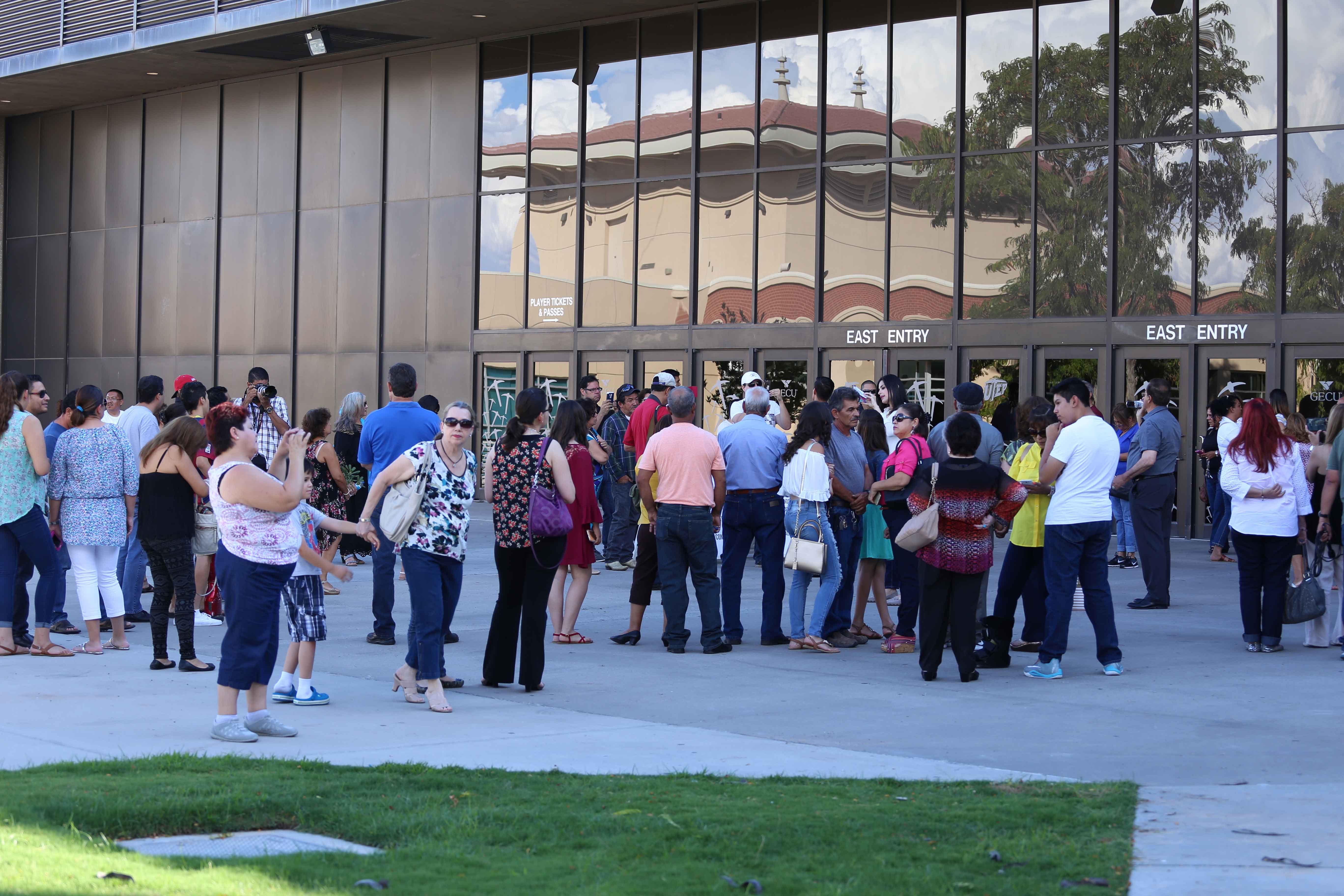 Fans+mourn+the+loss+of+Juan+Gabriel