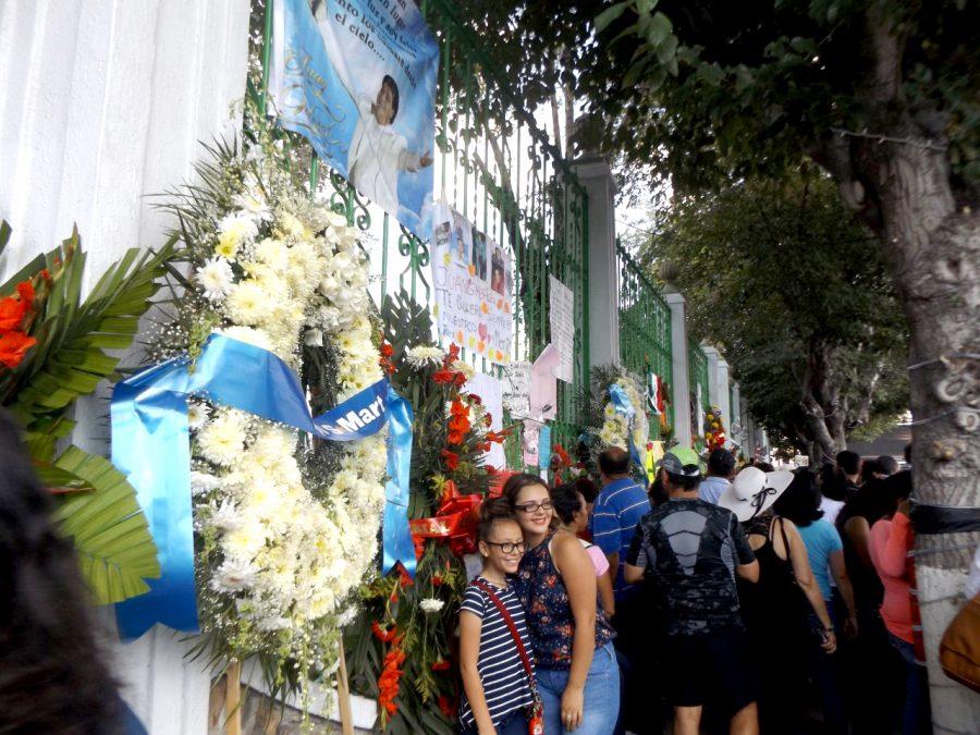 Fans de Juan Gabriel fuera de su casa.