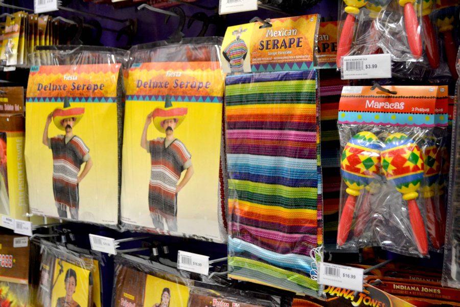 Disfraces catalogados como mexicanos se venden en tiendas como Party City. 