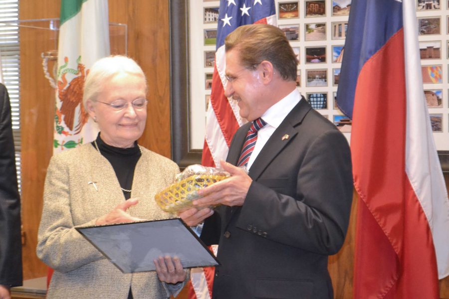 President Dr. Natalicio received traditional candy from the governor of Durango
11/03/2016