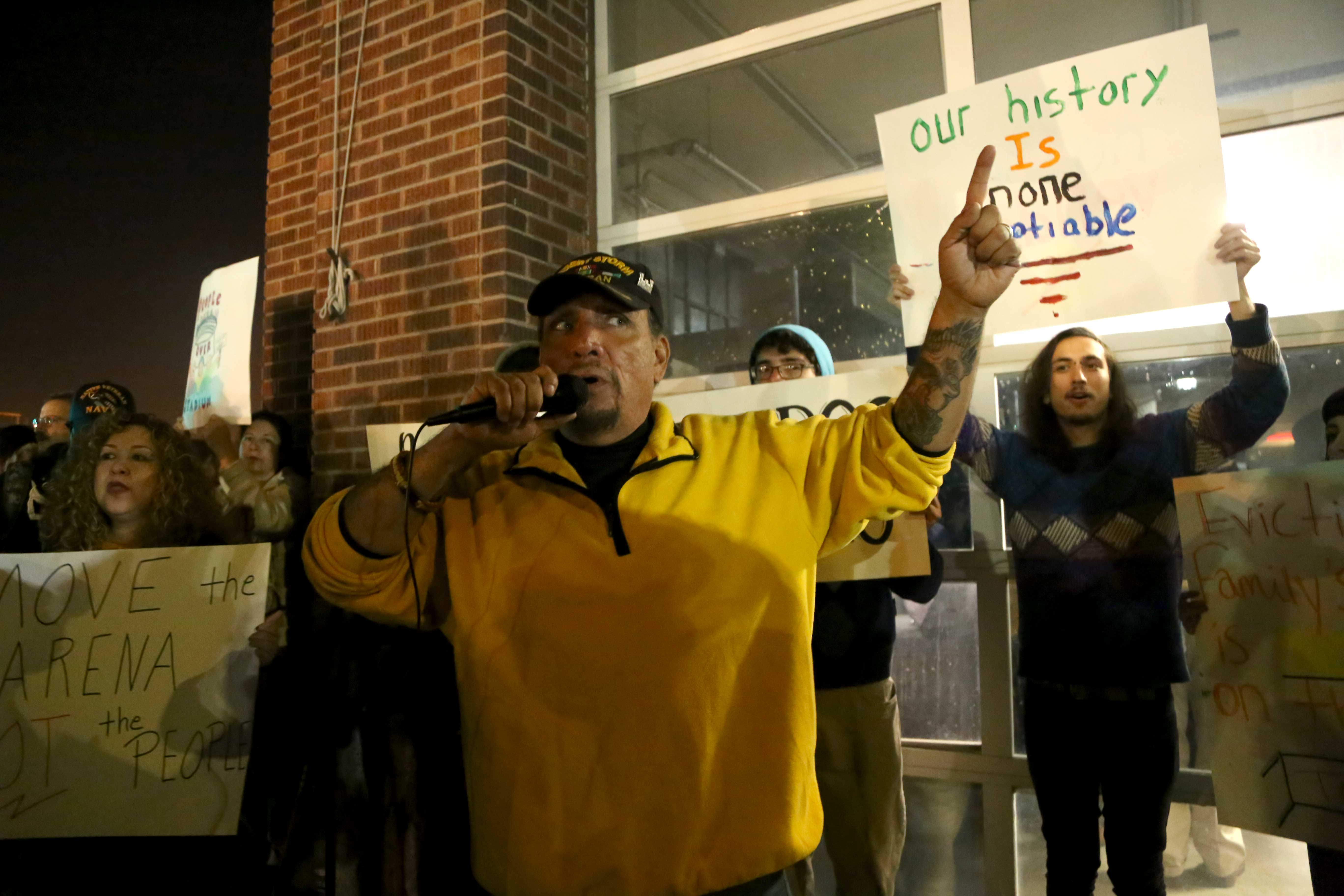 Members+of+the+Union+Plaza+neighborhood+refuse+to+leave+home