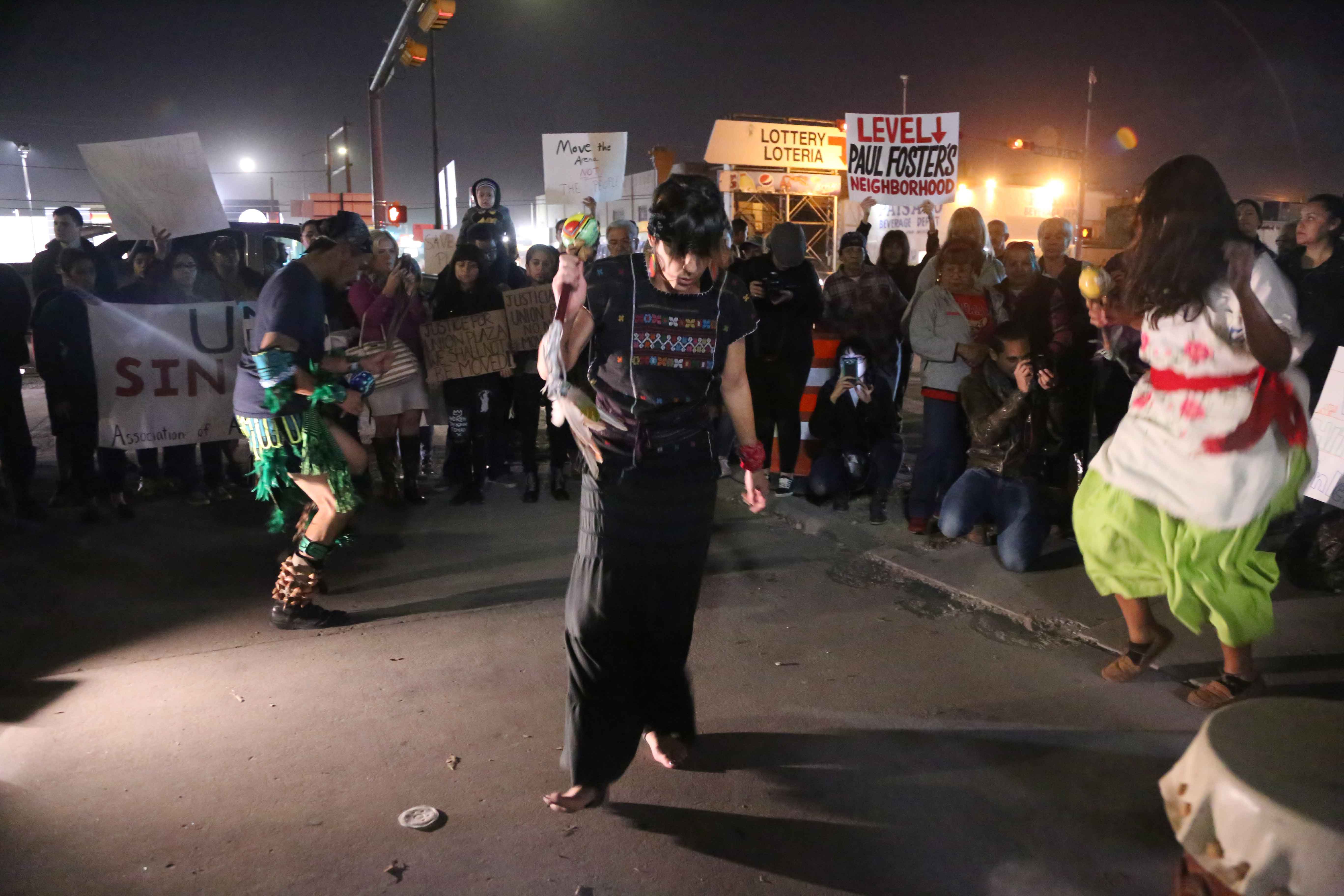 Members+of+the+Union+Plaza+neighborhood+refuse+to+leave+home