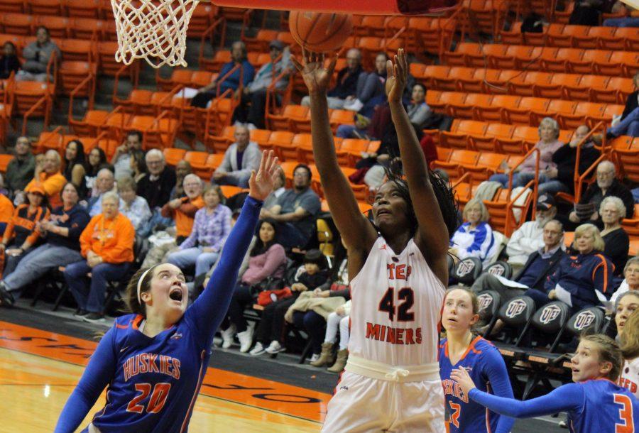 Womens basketball improves in victory over Houston Baptist