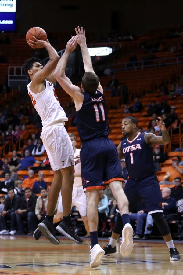 MensBasketballV.UTSA_02