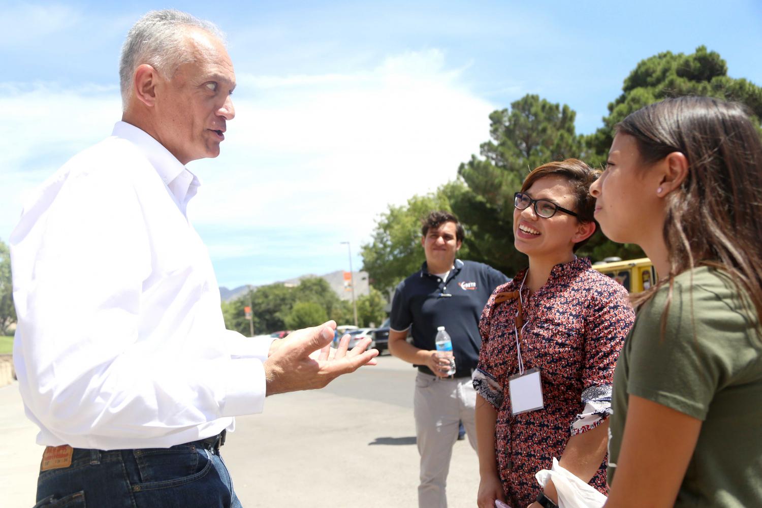 Grad+students+had+the+opportunity+to+speak+one+on+one+with+UTEP+alum+Danny+Olivas.