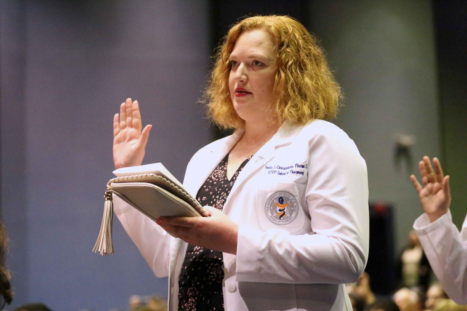 Clinical professors join students reciting the oath of a pharmacist to end the ceremony.