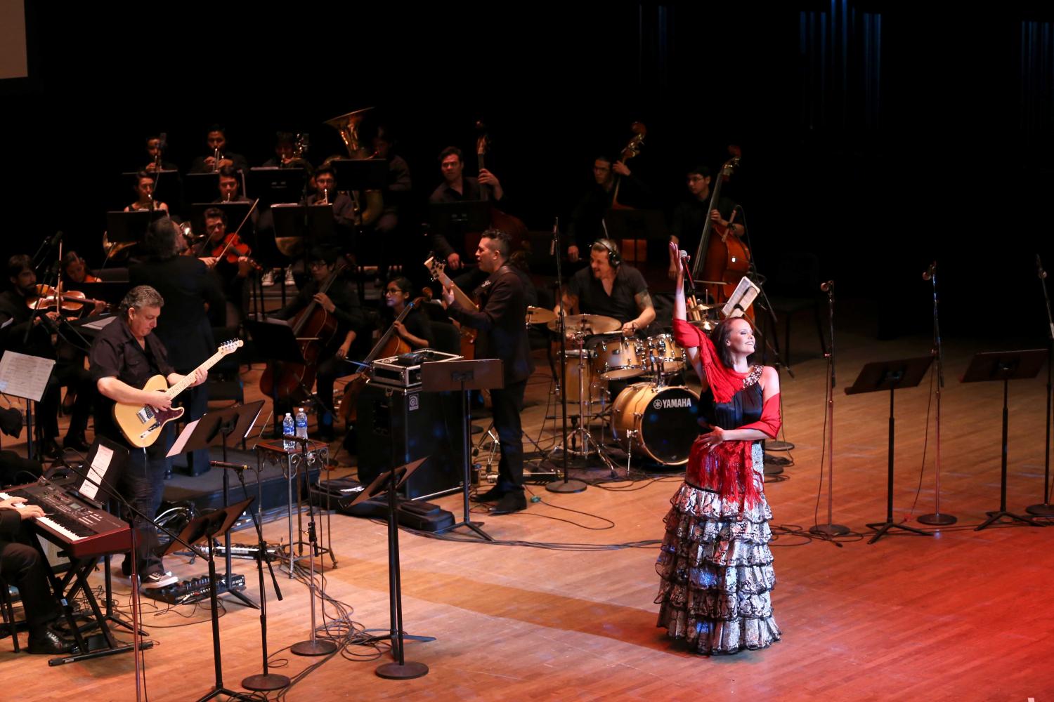 Shaila Dúrcal rinde homenaje a Juan Gabriel en su primer aniversario funebre