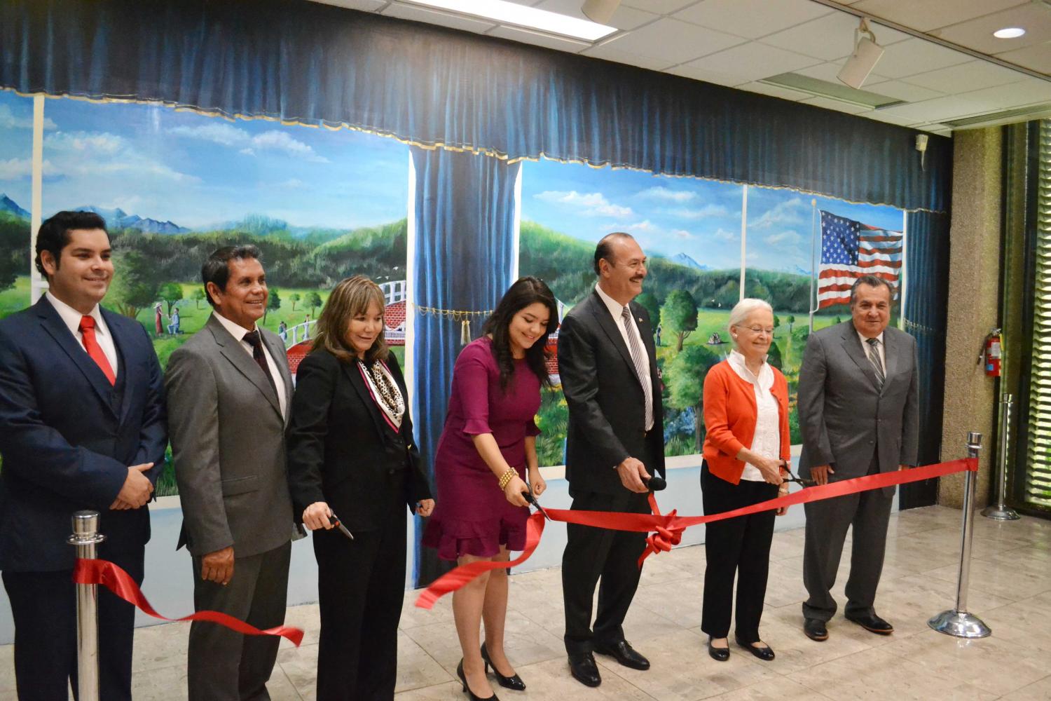 The Martinez family, Dr. Natalicio, Secretary of Education for the State of Durango Ruben Calderon Lujan and Marcos Bucio, General Consul of Mexico in El Paso, at the inauguration of the mural “A Bridge Uniting Two Countries” on Thursday.