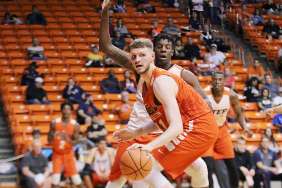 BasketballWhiteandOrangescrimmage_05