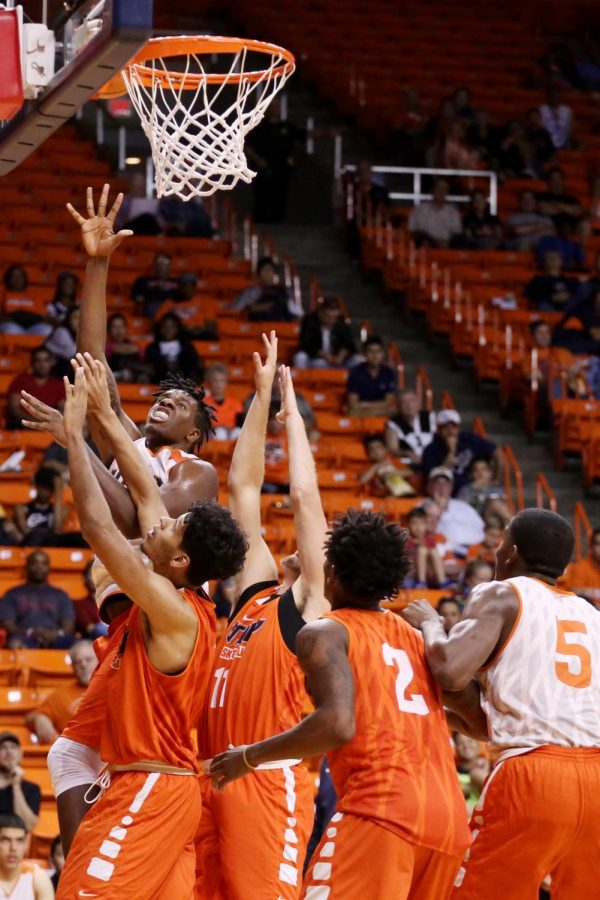 BasketballWhiteandOrangescrimmage_08