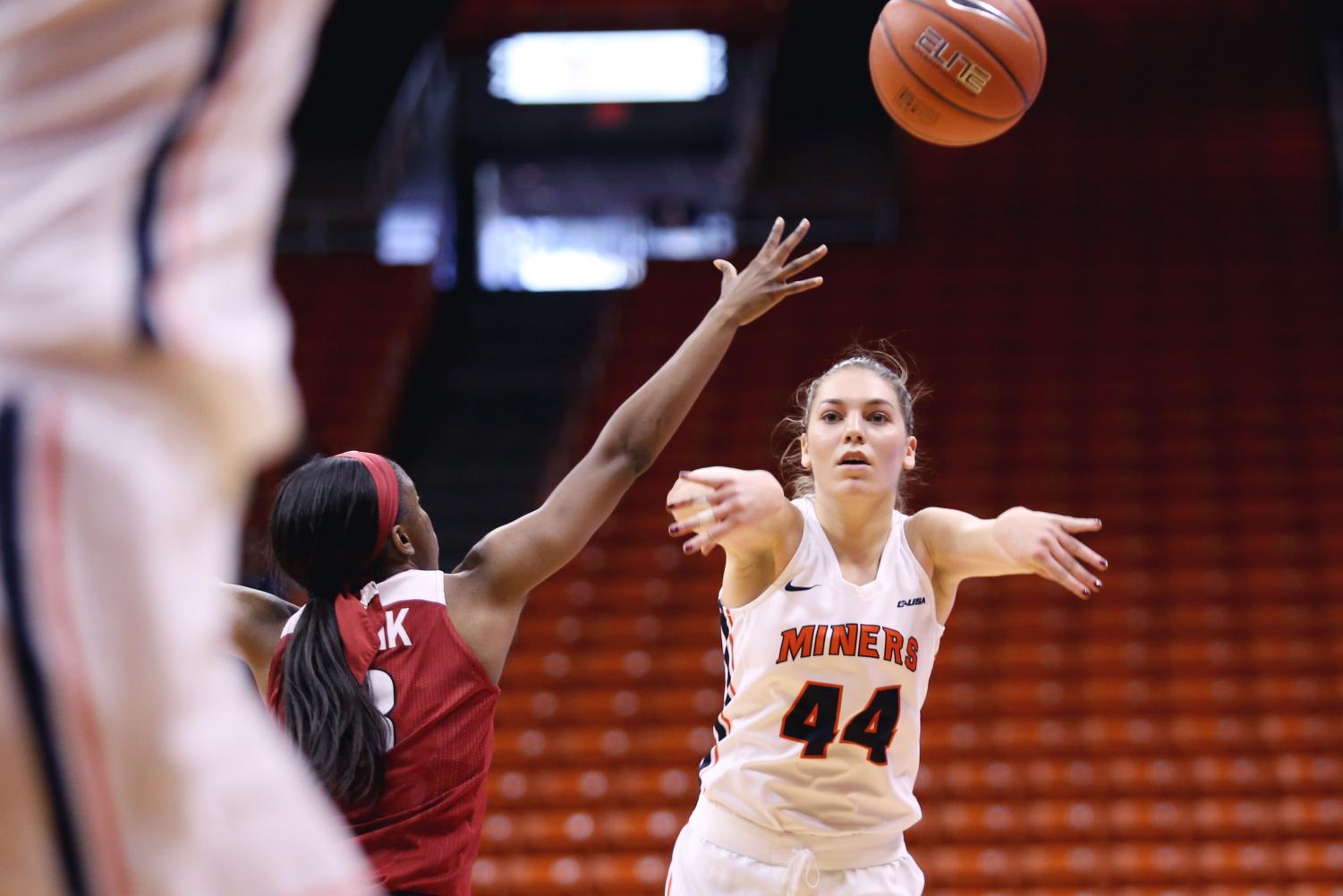 Miners+upset+Arkansas+64-61+for+first-ever+win+over+an+SEC+team