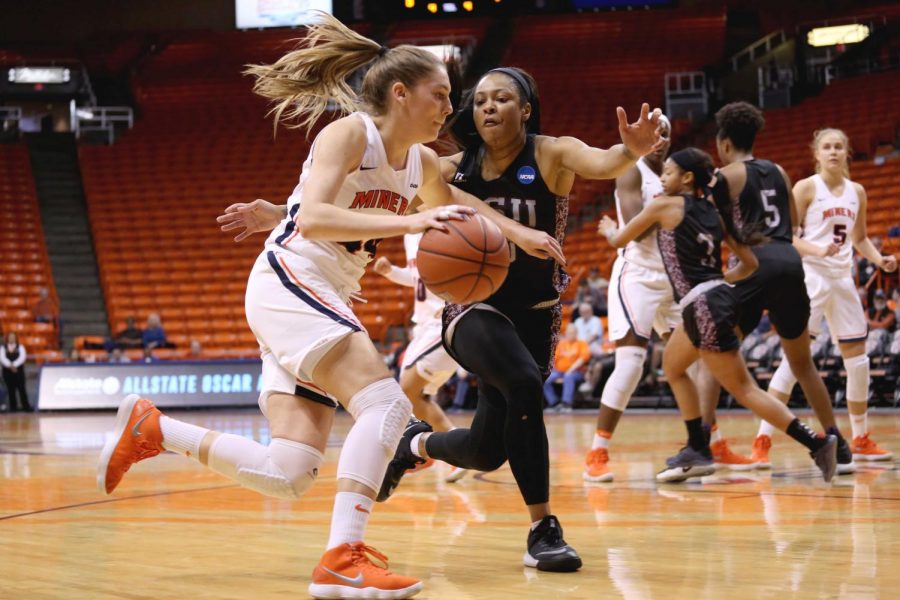 Womens basketball drops first road test at Arkansas State 76-73