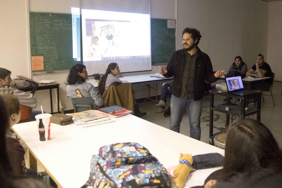 Raul Gonzalez, a DoArt alumnus, speaks to drawing students. Gonzalez also hosted one-on-one critiques. 