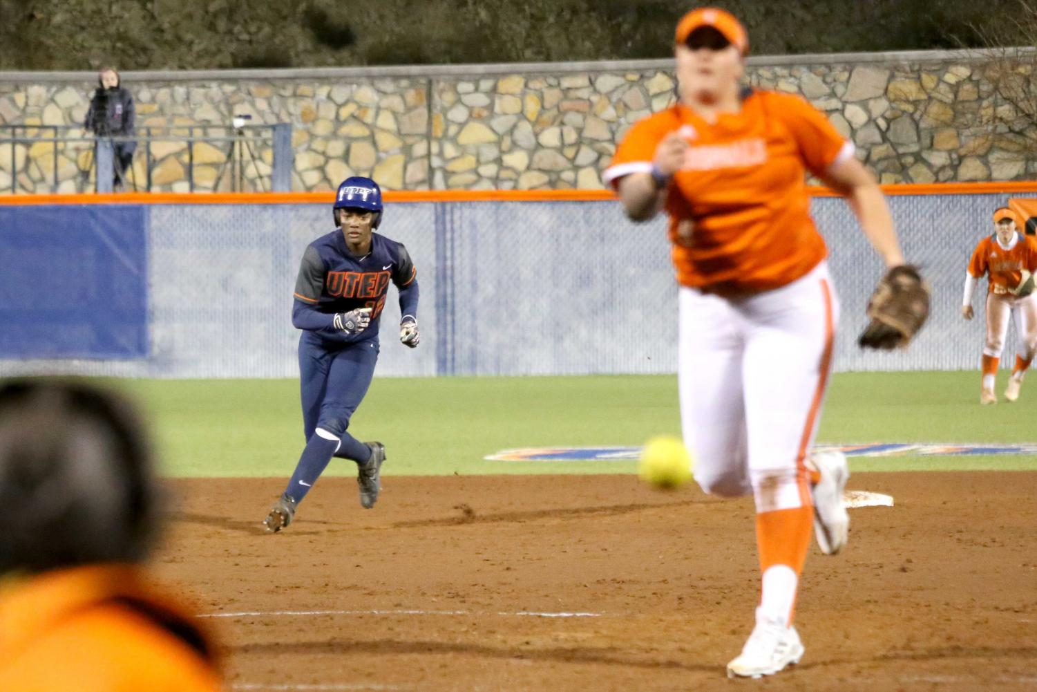 Softball+grabs+two+wins+in+day+one+of+UTEP+Tournament