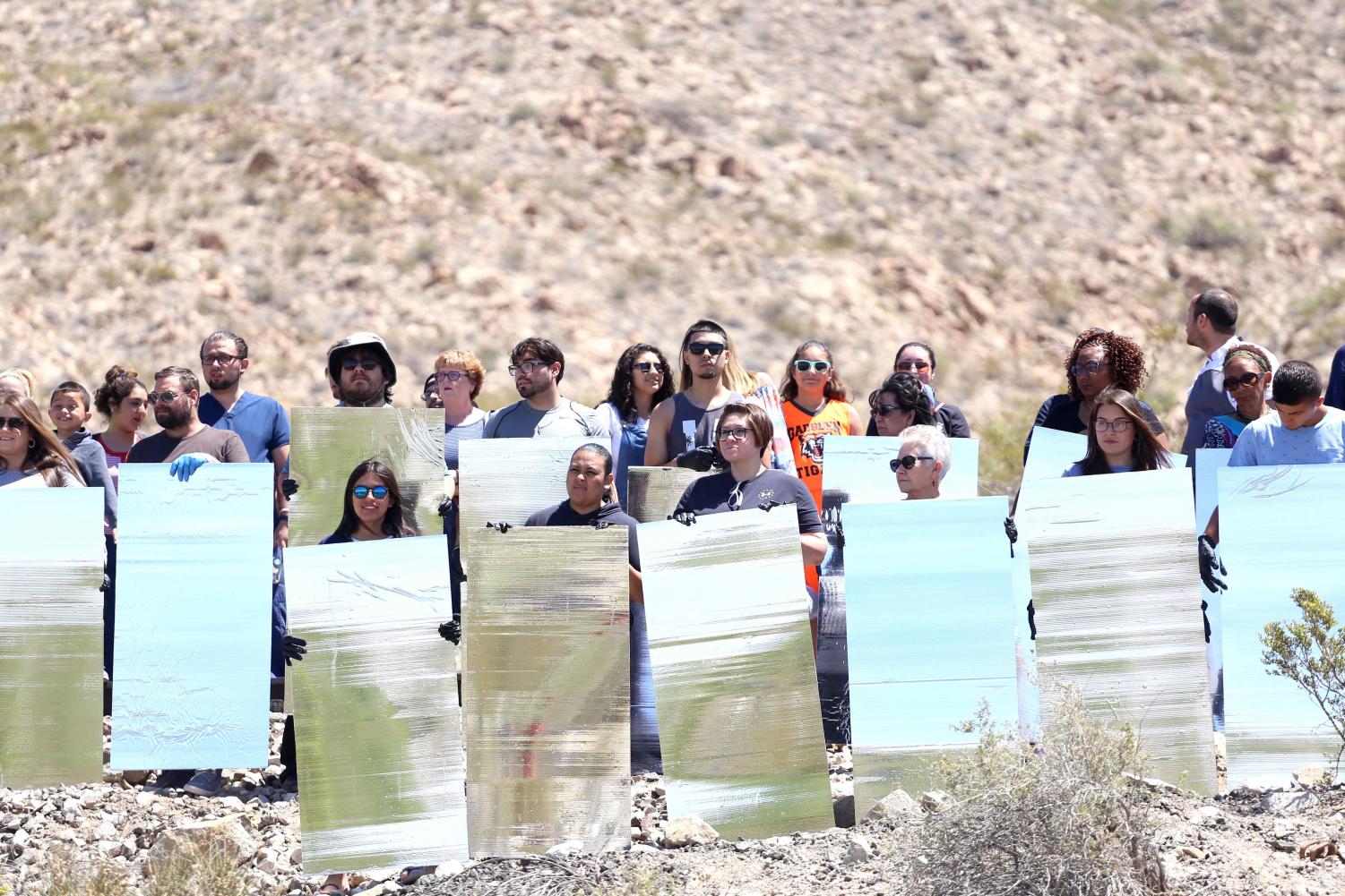 Constructing+mirages+in+the+desert+through+photography