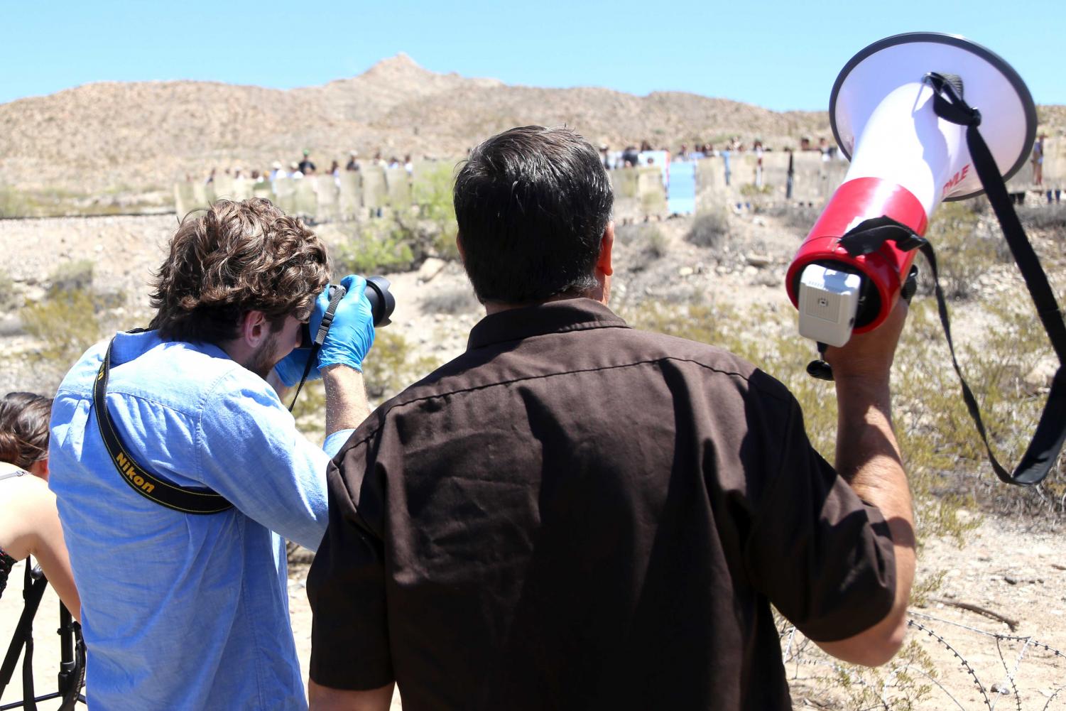 Constructing+mirages+in+the+desert+through+photography