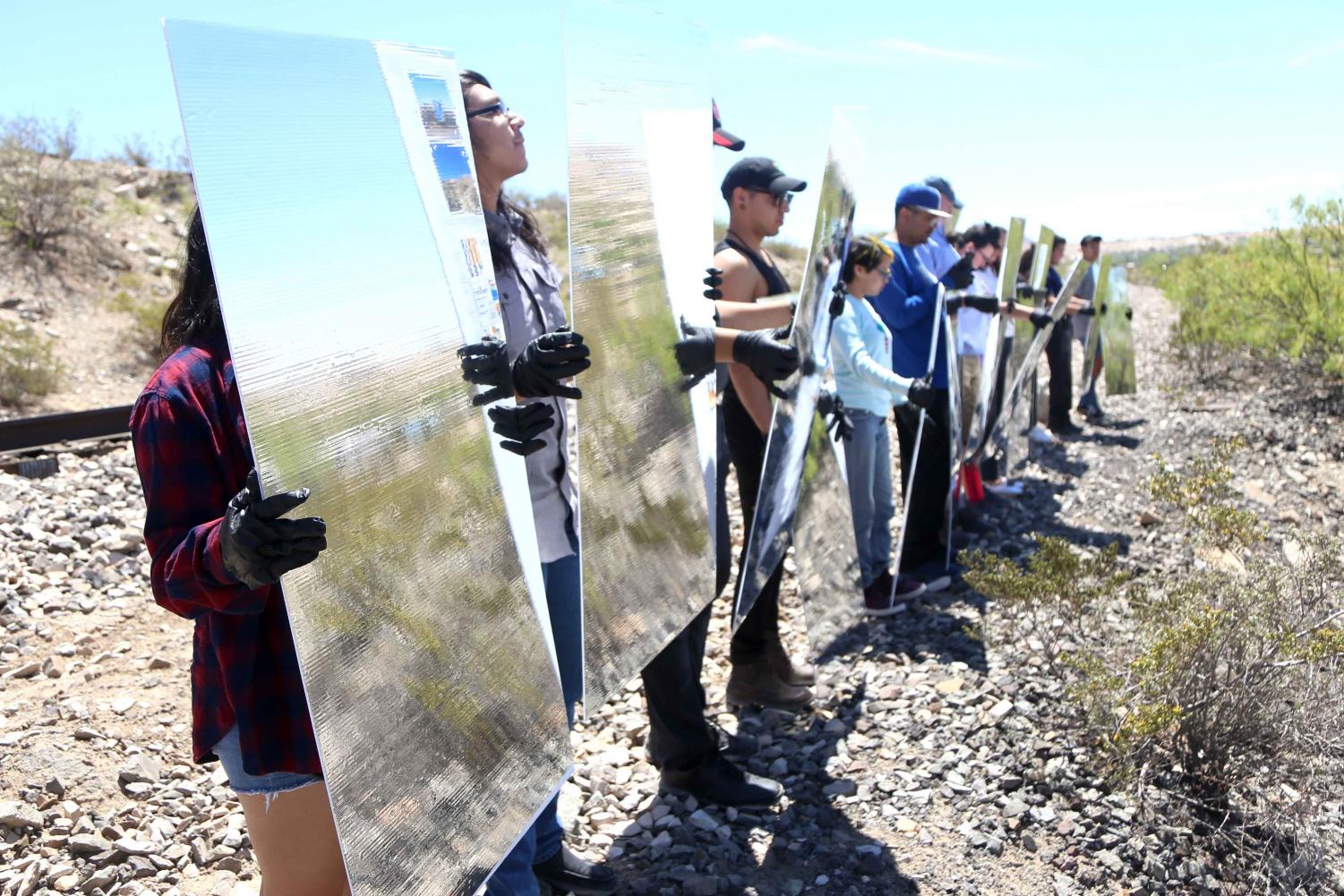 Constructing+mirages+in+the+desert+through+photography