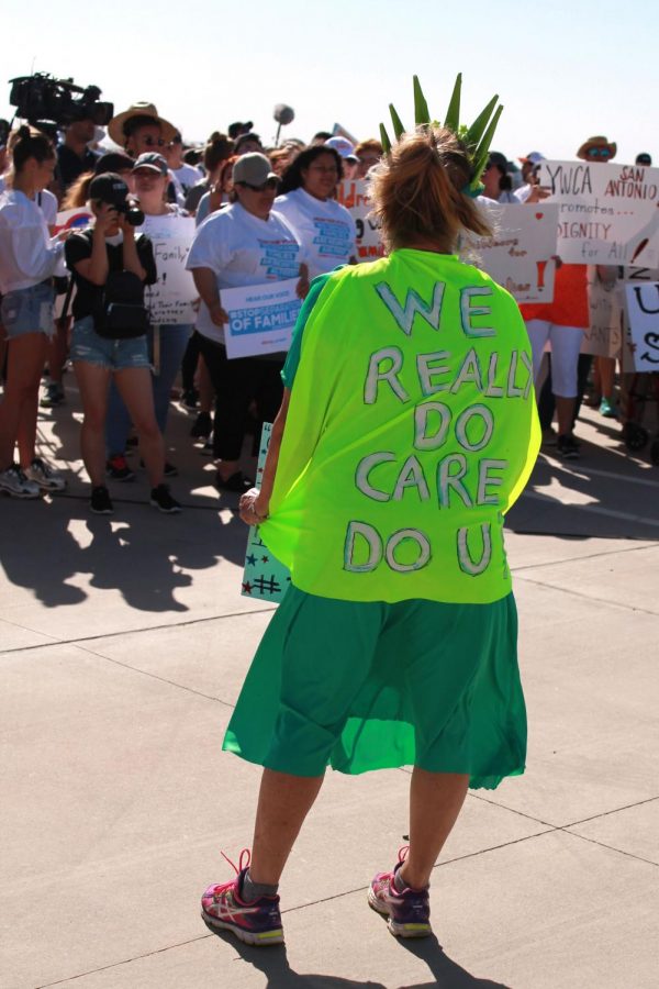 Hundreds protest in Tornillo Port of Entry.