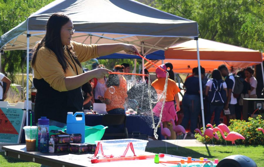 Creative writing major Cheyanne Lozano makes a huge bubble at the Miner Welcome.