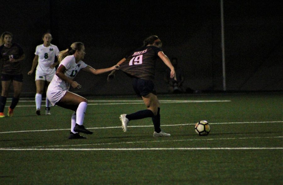 Kam Fisher forwards the ball against Marshall on September 20, 2018.