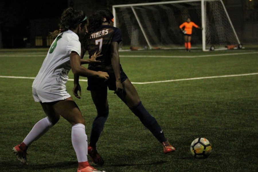 Kam Fisher forwards the ball against Marshall on September 20, 2018.