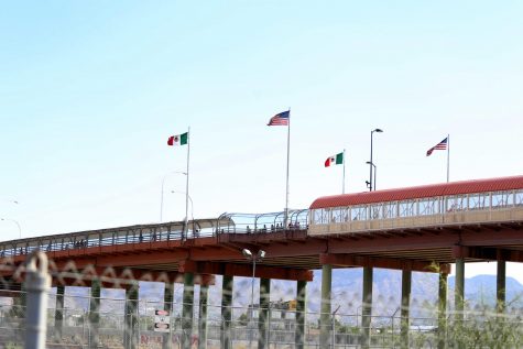 Estudiantes cruzan a diario