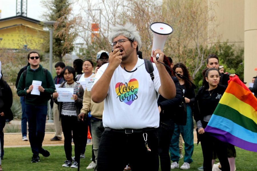 Students+protest+against+Heather+Wilson+at+UTEP